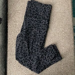 Athleta Salutation II Capri Leopard M